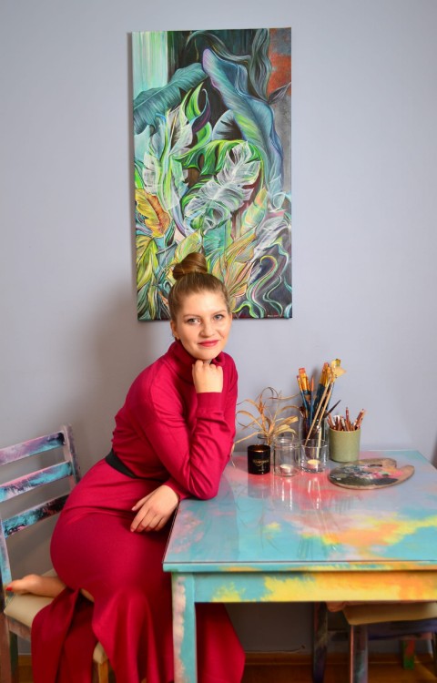 Artystyczna kompozycja przedstawiająca różnorodne liście w harmonijnych barwach, doskonała do salonu lub biura.