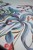 Artystyczny motyw kwiatowy łączący różnorodne gatunki, który ożywia przestrzeń i dodaje jej świeżości.