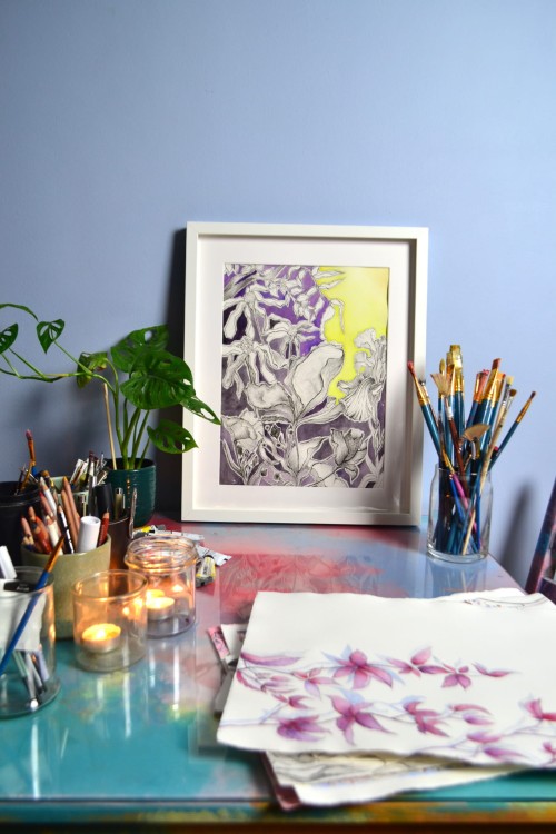 Kolorowy obraz botaniczny akwarela i tusz. Ręcznie malowana ilustracja kwiatowa o dekoracyjnym charakterze.