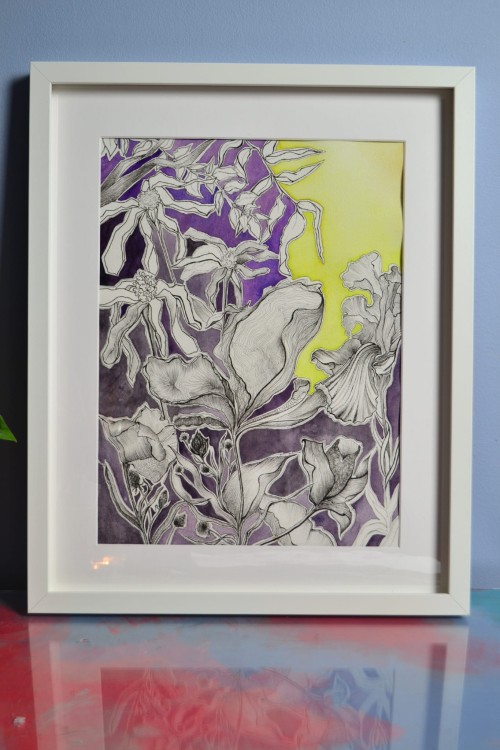 Ręcznie malowany obraz florystyczny z kontrastowym tłem. Artystyczna ilustracja botaniczna do nowoczesnych wnętrz.